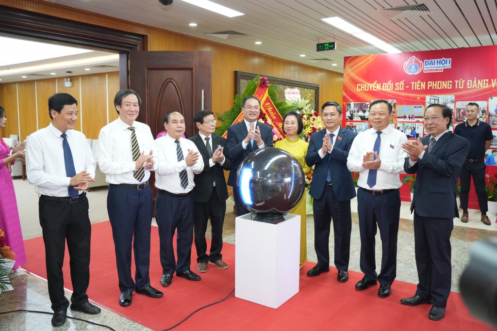 Các đại biểu thực hiện nghi thức khai mạc triển lãm