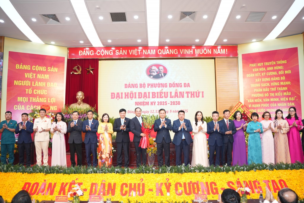 Trưởng Ban Tổ chức Thành ủy Hà Nội Hà Minh Hải tặng hoa chúc mừng Ban Chấp hành Đảng bộ phường Đống Đa khóa I