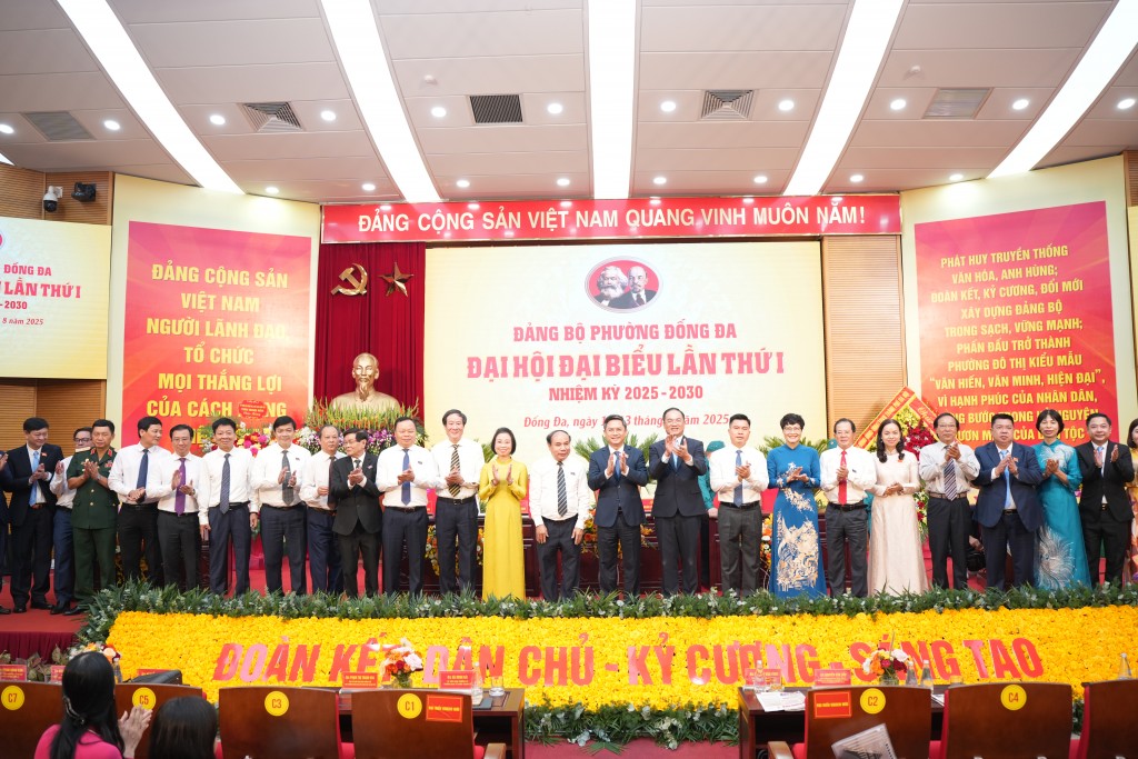 Các đại biểu chụp ảnh lưu niệm cùng Ban Chấp hành khóa mới
