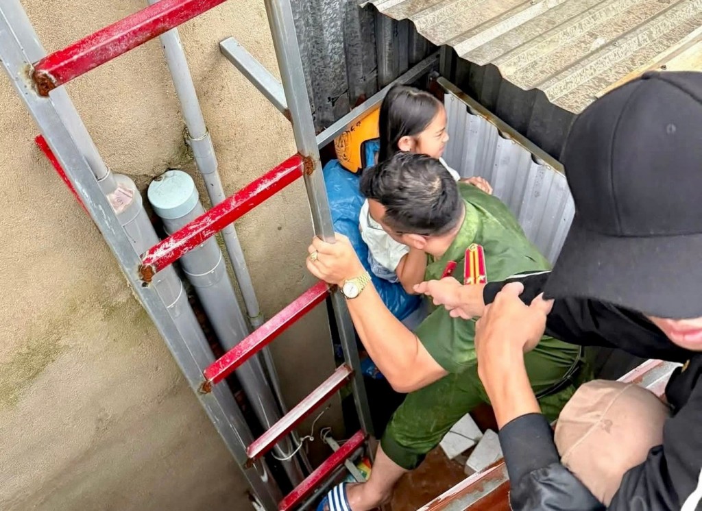 Công an phường Lâm Viên - Đà Lạt hỗ trợ em nhỏ ra khỏi nhà đến nơi an toàn (Ảnh: CA)