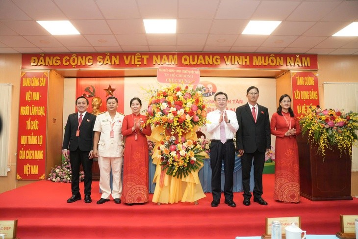 Phó bí thư thường trực TP.HCM Nguyễn Thanh Nghị (thứ ba từ phải sang) tặng hoa của Thành ủy TP.HCM chúc mừng đại hội