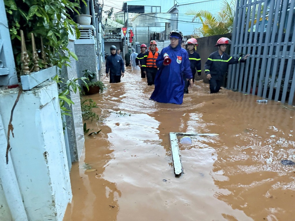 Lực lượng chức năng ưu tiên đưa người dân ra khỏi khu vực bị ngập (Ảnh: CTV)