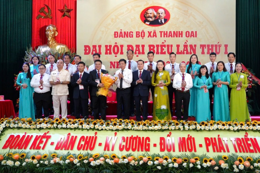 Phó Chủ tịch UBND thành phố Hà Nội Dương Đức Tuấn chức mừng Ban Chấp hành Đảng bộ xã Thanh Oai nhiệm kỳ 2025-2030. Ảnh: Thành Đạt