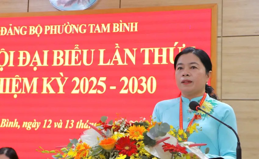 Bà Nguyễn Trần Phượng Trân, Bí thư Đảng ủy phường Tam Bình, phát biểu tại đại hội.