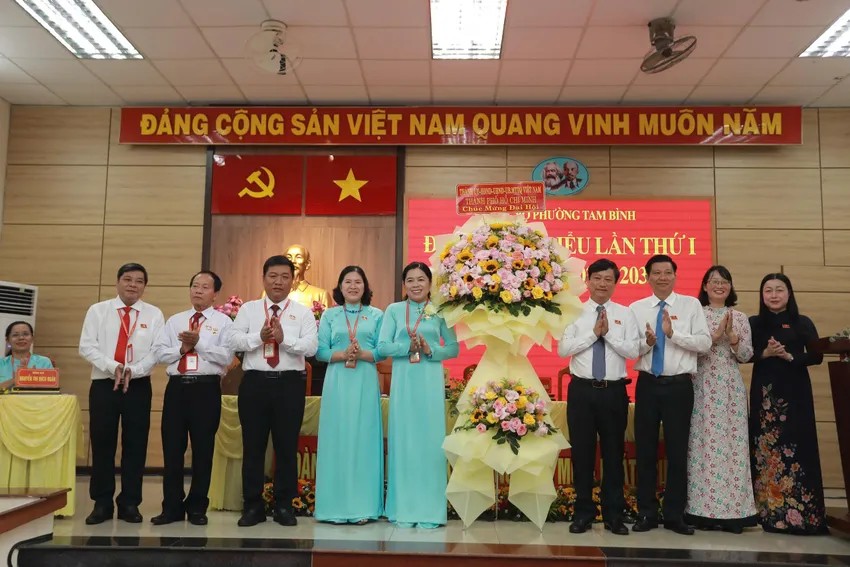 Đoàn công tác Thành ủy TP.HCM tặng hoa chúc mừng đại hội. Ảnh: PHẠM HẢI