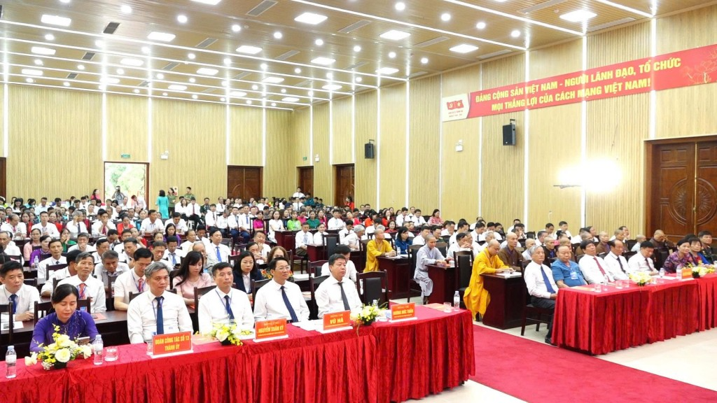 Các vị đại biểu và đảng viên tham dự Đại hội 