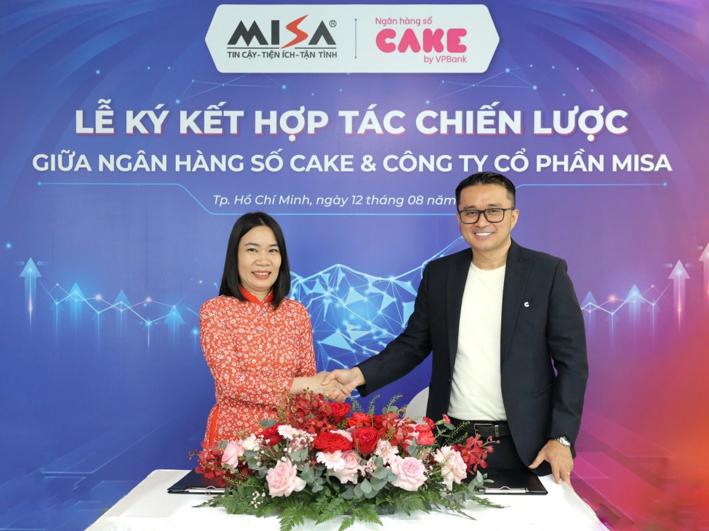 Bà Nguyễn Thị Ngoan – Giám đốc Tài chính MISA kiêm Giám đốc Công ty Cổ phần JETPAY và ông Nguyễn Hữu Quang – CEO Ngân hàng số Cake công bố hợp tác chiến lược giữa hai đơn vị