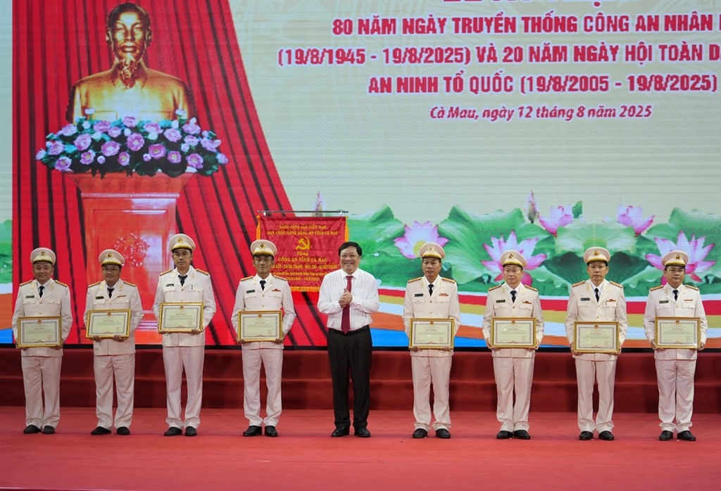  Chủ tịch UBND tỉnh Phạm Thành Ngại tặng bằng khen cho 8 tập thể có thành tích xuất sắc trong dịp kỷ niệm