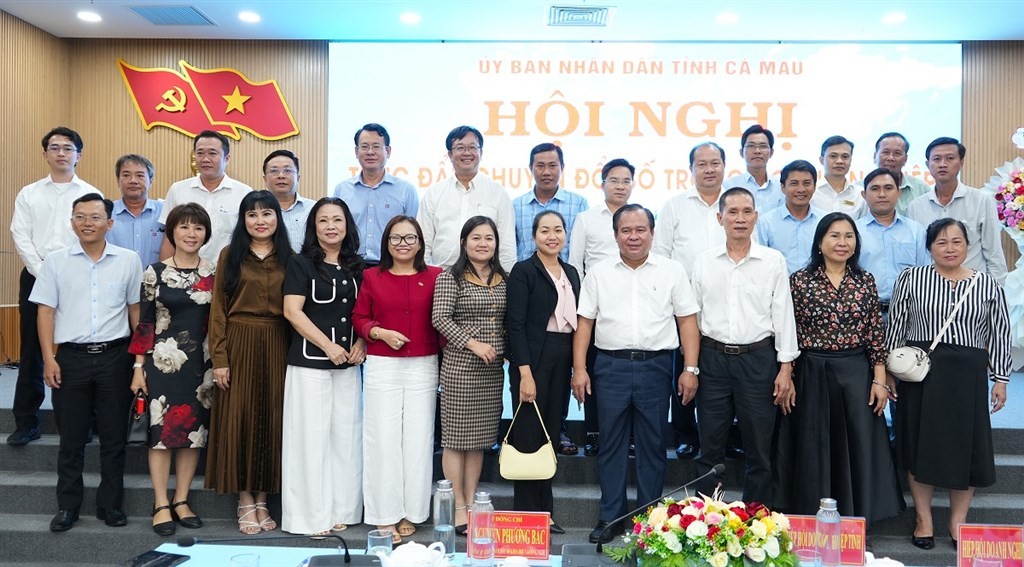 Lãnh đạo tỉnh cùng các sở, ngành chụp ảnh lưu niệm với đại diện doanh nghiệp, hợp tác xã và hộ kinh doanh tại hội nghị.