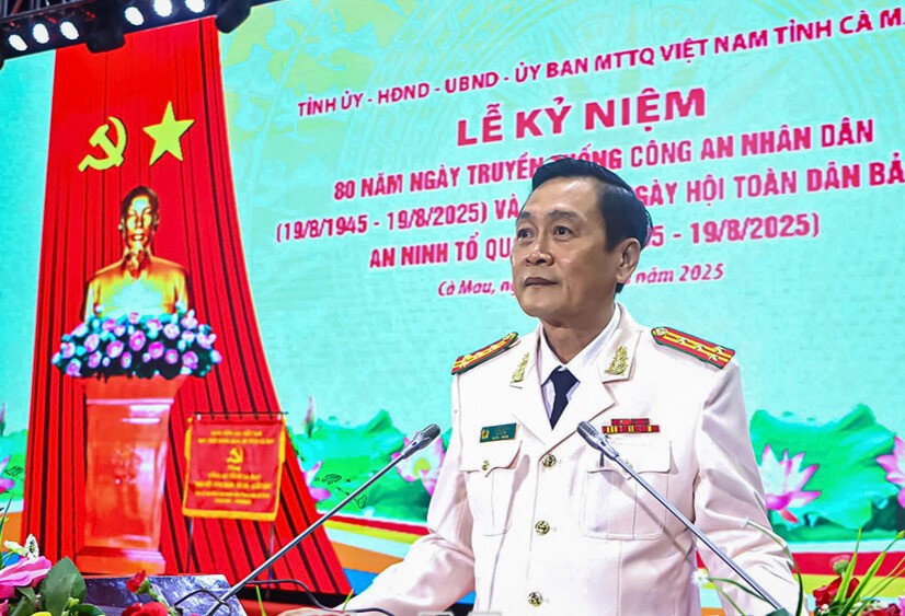Đại tá Hồ Việt Triều, Uỷ viên Ban Thường vụ Tỉnh uỷ, Bí thư Đảng uỷ, Giám đốc Công an tỉnh, phát biểu bế mạc lễ kỷ niệm. (Ảnh: Trọng Nguyễn)