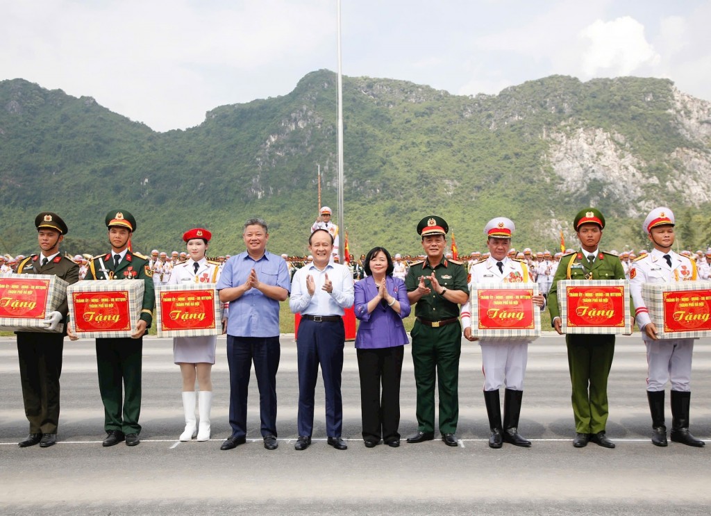 Bí thư Thành ủy Hà Nội Bùi Thị Minh Hoài, Chủ tịch HĐND thành phố Hà Nội Nguyễn Ngọc Tuấn và Phó Chủ tịch UBND thành phố Hà Nội Nguyễn Mạnh Quyền trao quà tặng các lực lượng Quân đội, Công an tham gia tập luyện diễu binh, diễu hành A80. Ảnh: Viết Thành