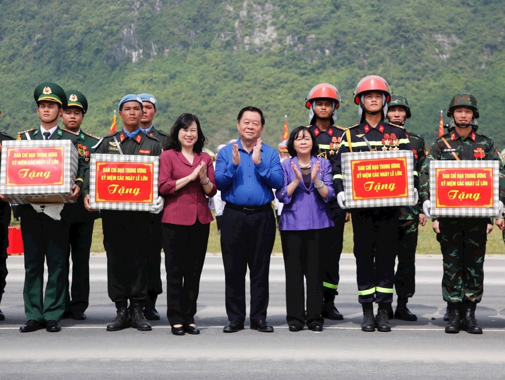 Các đồng chí lãnh đạo Trung ương và Hà Nội trao quà tặng cán bộ, chiến sĩ lực lượng tham gia diễu binh, diễu hành. Ảnh: Viết Thành