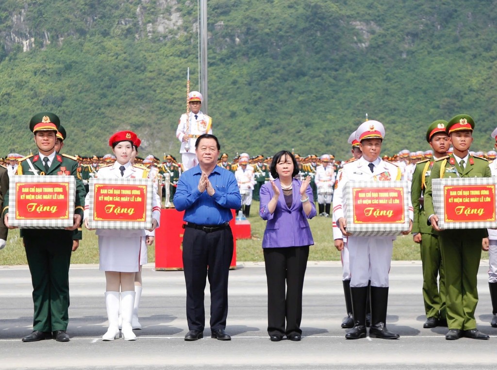 Trưởng ban Tuyên giáo và Dân vận Trung ương Nguyễn Trọng Nghĩa và Bí thư Thành ủy Hà Nội Bùi Thị Minh Hoài tặng quà các lực lượng Quân đội, Công an tập luyện diễu binh, diễu hành A80. Ảnh: Viết Thành