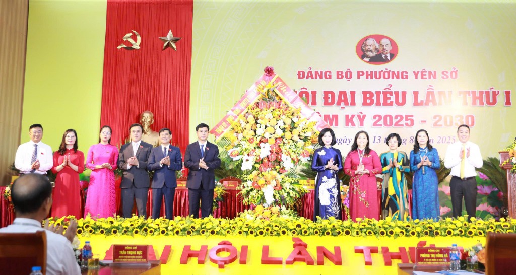 Đồng chí Phùng Thị Hồng Hà thay mặt lãnh đạo TP Hà Nội tặng hoa chúc mừng đại hội
