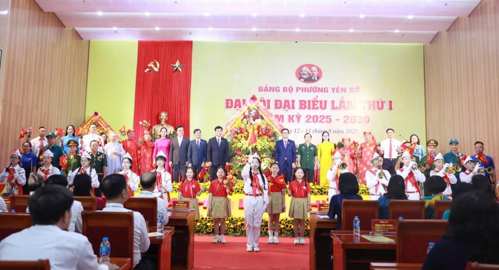 MTTQ và các đoàn thể, người dân phường Yên Sở tặng hoa chúc mừng Đại hội
