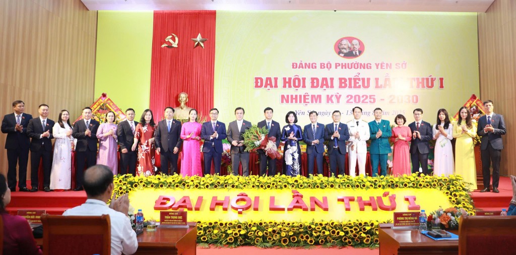 Đồng chí Phùng Thị Hồng Hà chúc mừng đồng chí Nguyễn Minh Tâm và tặng hoa Ban Chấp hành Đảng bộ phường Yên Sở khoá 2025 - 2030.