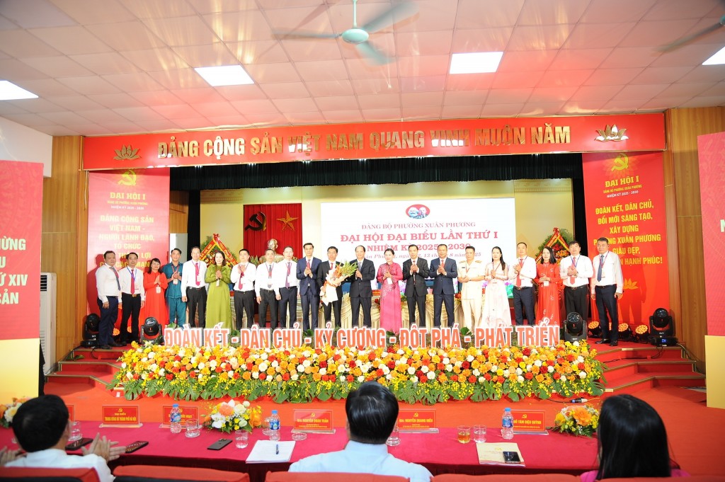 Đồng chí Nguyễn Doãn Toản - Trưởng ban Tuyên giáo và Dân vận Thành ủy Hà Nội tặng hoa chúc mừng Ban Chấp hành Đảng bộ phường Xuân Phương khóa mới