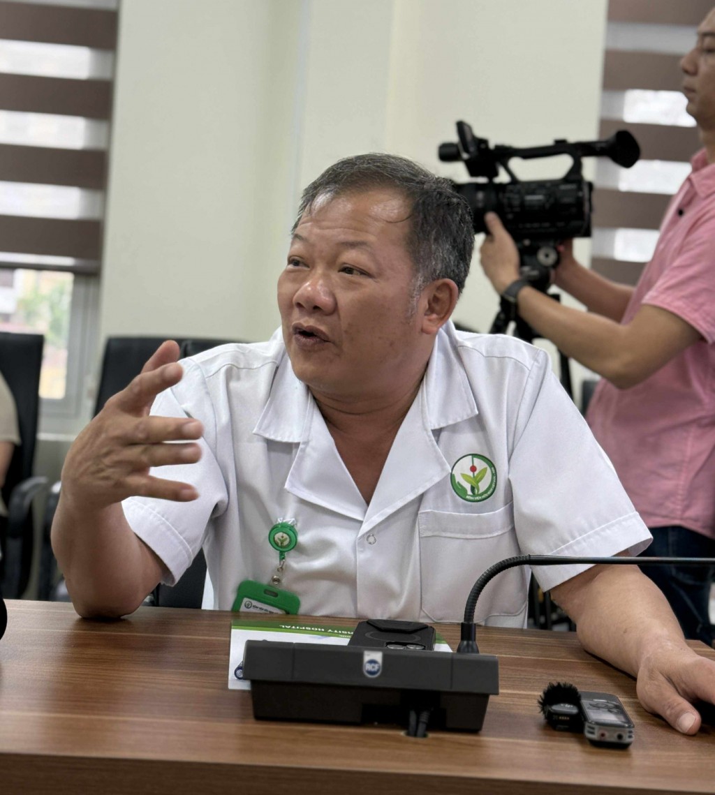 Thêm kỳ tích của ngành y Việt Nam: Lần đầu tiên ghép thành công đồng thời tim - phổi cho người bệnh suy đa tạng- Ảnh 1. TS.BS Dương Đức Hùng - Giám đốc BV Hữu nghị Việt Đức chia sẻ thông tin với báo chí.