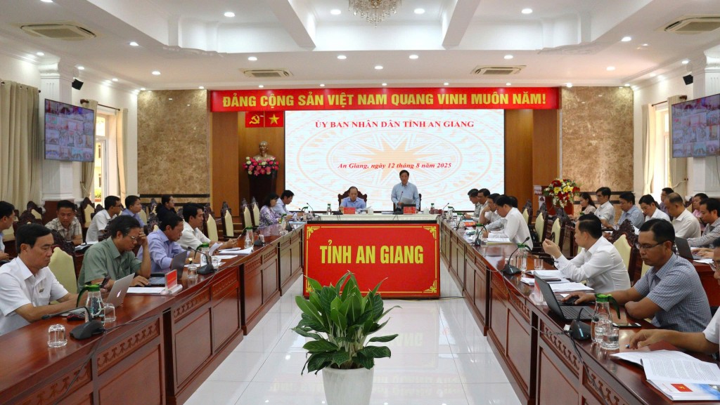 Quang cảnh cuộc họp