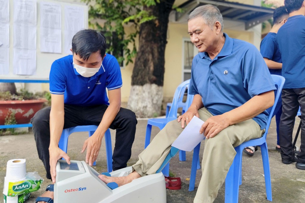 Người dân phường Bình Thạnh đang được đo, khám miễn phí