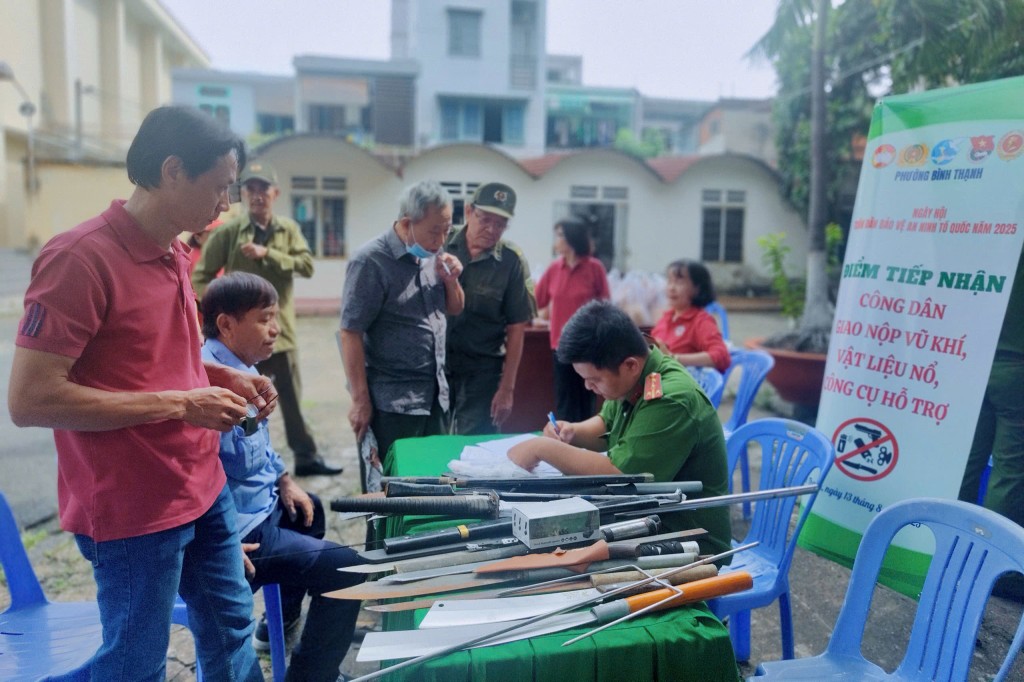 Người dân đến giao nộp vũ khí là dao, đao, mã tấu các loại.