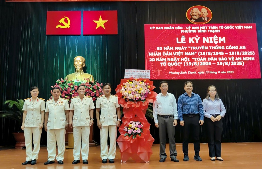 Lãnh đạo Đảng ủy – HĐND - UBND - Ủy ban MTTQ Việt Nam phường Bình Thạnh tặng hoa cho đại diện Công an phường nhân Kỷ niệm 80 năm Ngày truyền thống Công an Nhân dân (19/8/1945 – 19/8/2025); 20 năm Ngày hội Toàn dân bảo vệ an ninh Tổ quốc (19/8/2005 – 19/8/2025).