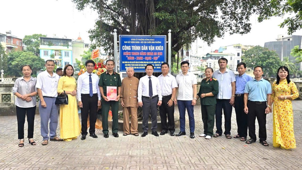 Các đ/c Lãnh đạo Phường và các đại biểu thực hiện nghi thức khánh thành mô hình