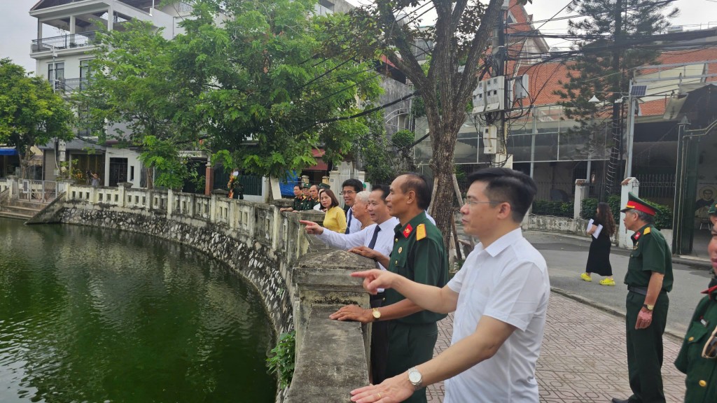 Các đồng chí lãnh đạo Phường và các đại biểu tham quan mô hình