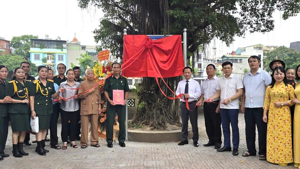 Các đ/c Lãnh đạo Phường và các đại biểu thực hiện nghi thức khánh thành mô hình