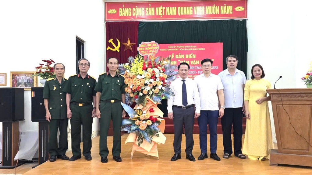 Lãnh đạo phường tặng hoa chúc mừng Hội Cựu chiến binh phường