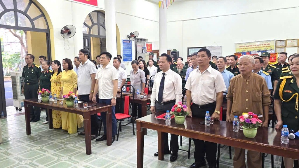 Các đại biểu thực hiện nghi lễ chào cờ