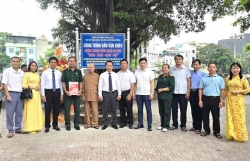 Phường Đông Ngạc gắn biển công trình dân vận khéo Ao Sen: Sáng - Xanh - Sạch - Đẹp