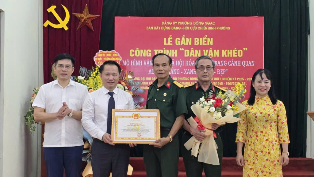 Đồng chí Dương Ngọc Thanh - Phó Bí thư Thường trực Đảng ủy phường Đông Ngạc cùng các đồng chí lãnh đạo Ban Xây dựng Đảng trao quyết định công nhận mô hình Dân vận khéo