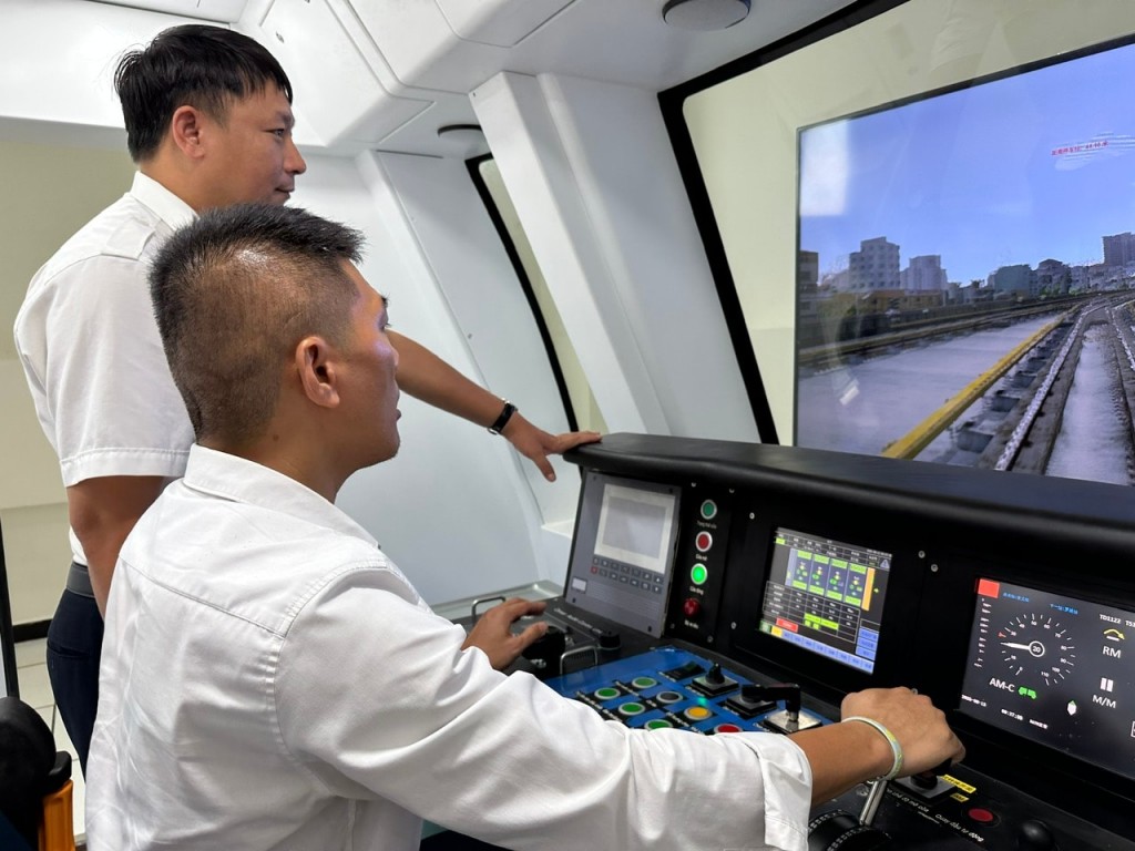 Du khách trải nghiệm mô hình lái tàu