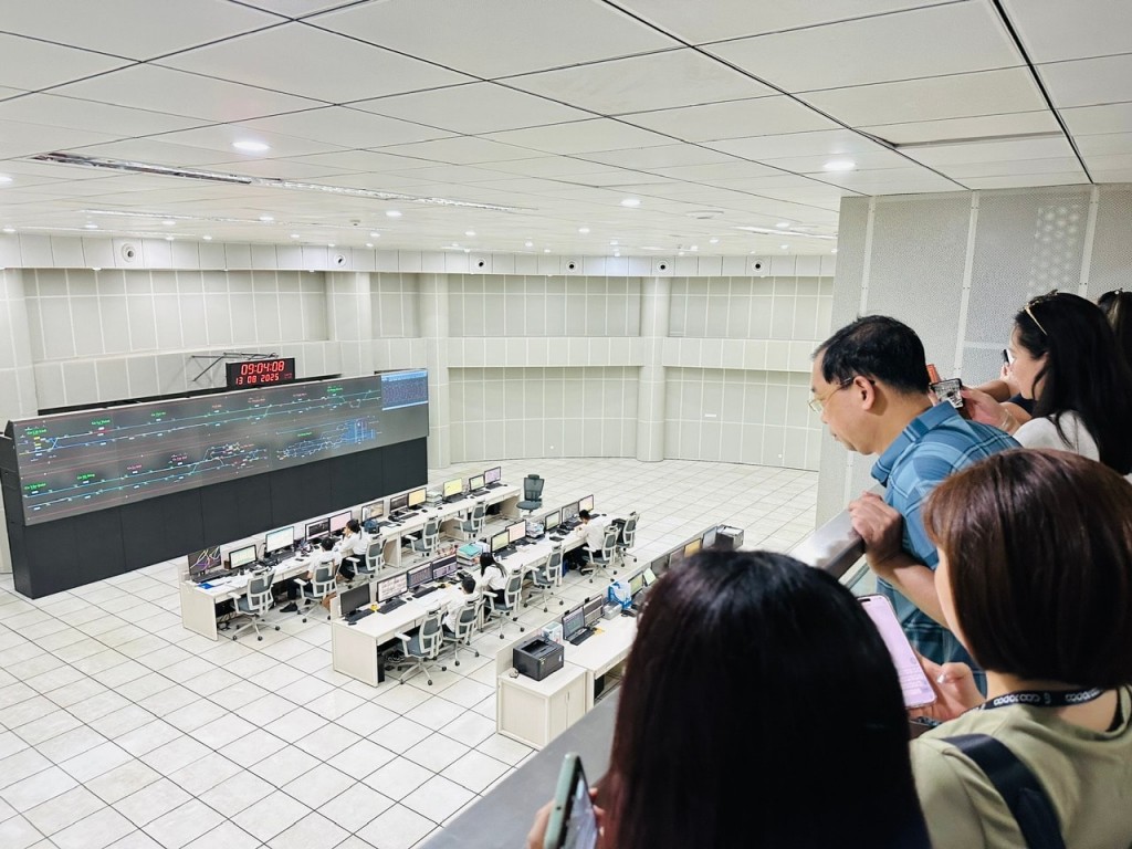 Du khách tham quan mô hình đầu não của Metro Hà Nội