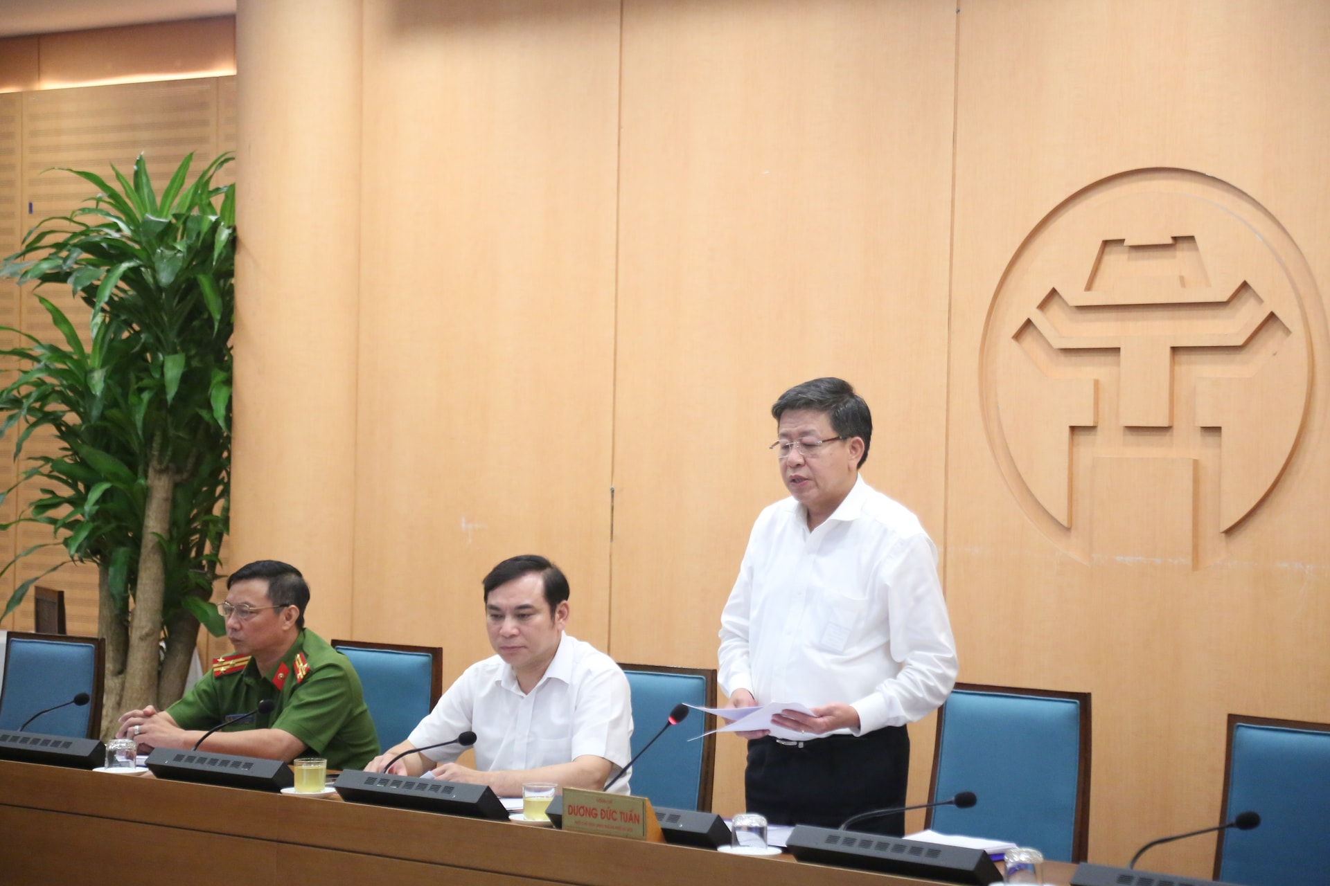 Phó Chủ tịch UBND thành phố Hà Nội Dương Đức Tuấn báo cáo tại hội nghị. Ảnh: Tuấn Khải