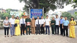 Phường Đông Ngạc gắn biển công trình dân vận khéo Ao Sen: Sáng - Xanh - Sạch - Đẹp