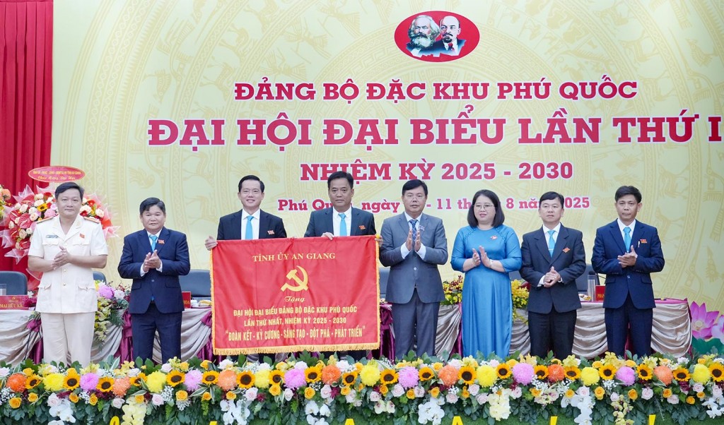Thay mặt Ban Chấp hành Đảng bộ tỉnh, Bí thư Tỉnh ủy An Giang Nguyễn Tiến Hải trao tặng bức trướng cho Đảng bộ và Nhân dân đặc khu Phú Quốc với dòng chữ “đoàn kết - kỷ cương - sáng tạo - đột phá - phát triển”.