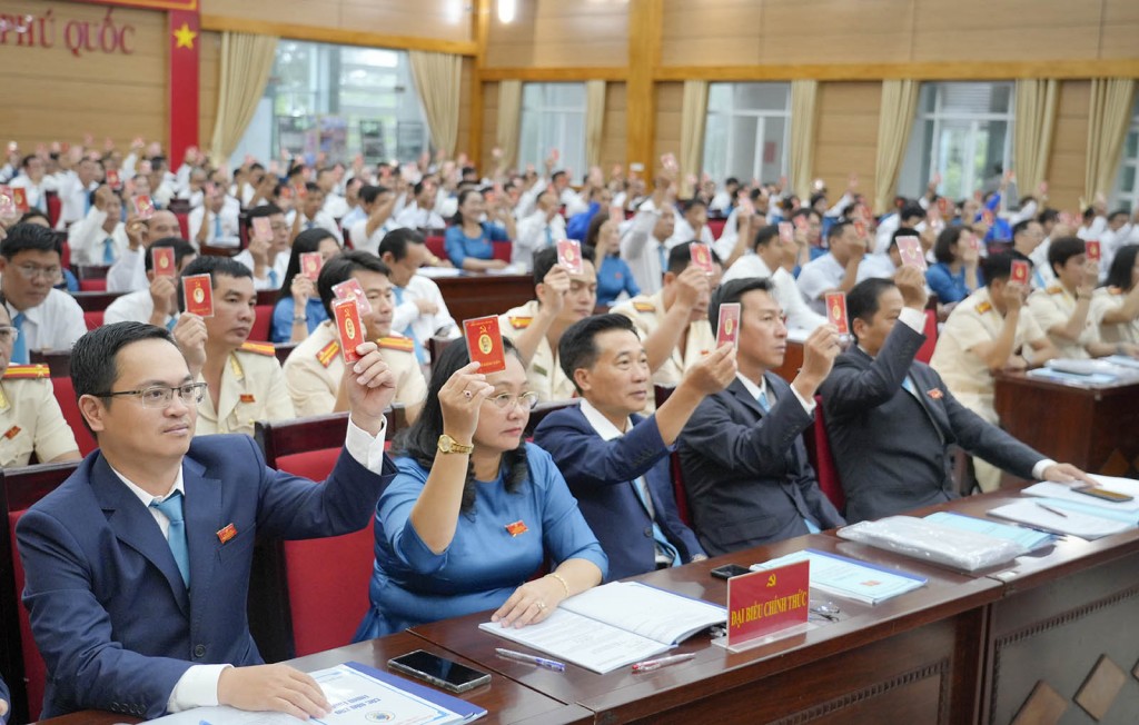Các đại biểu biểu quyết thông qua chương trình làm việc đại hội