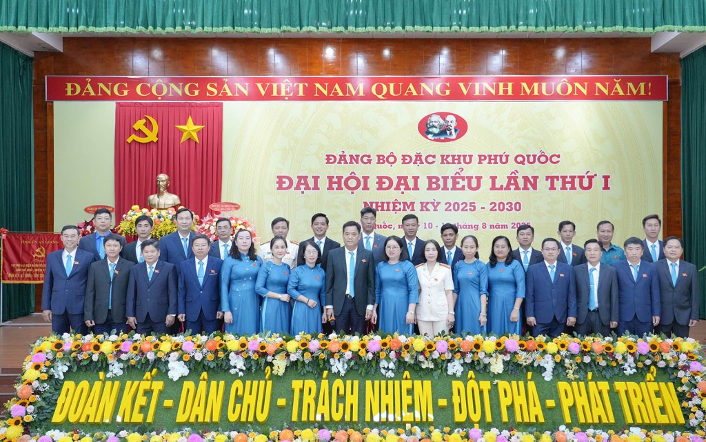 Đại biểu dự đại hội chụp ảnh lưu niệm