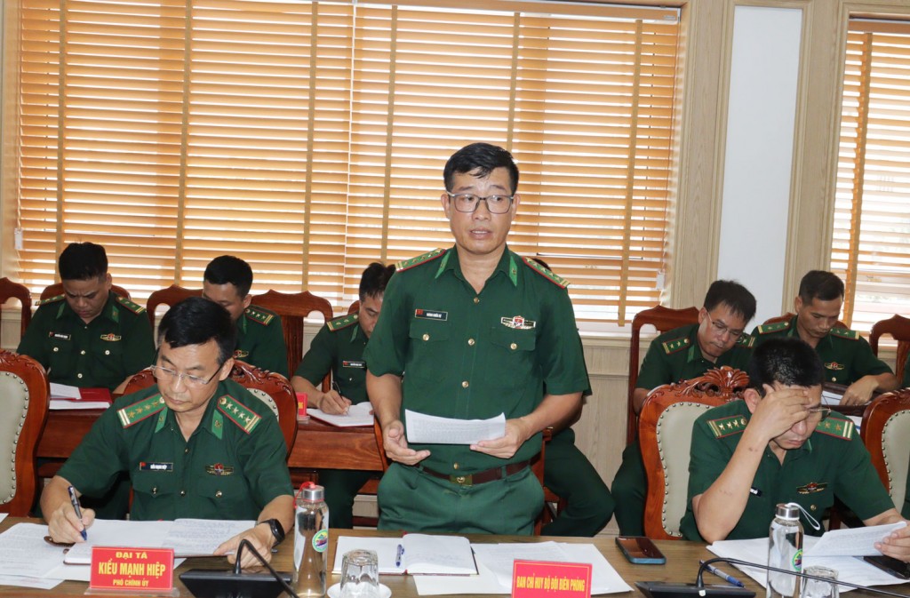 Đại diện Ban Chỉ huy Bộ đội biên phòng Hải Phòng báo cáo với Đoàn công tác của Hội đồng nhân dân thành phố Hải Phòng đến làm việc.