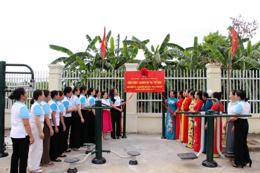 Hội Liên hiệp Phụ nữ (LHPN) phường Chương Mỹ đã tổ chức gắn biển và bàn giao công trình “Sân chơi thể dục, thể thao ngoài trời” tại thôn 4