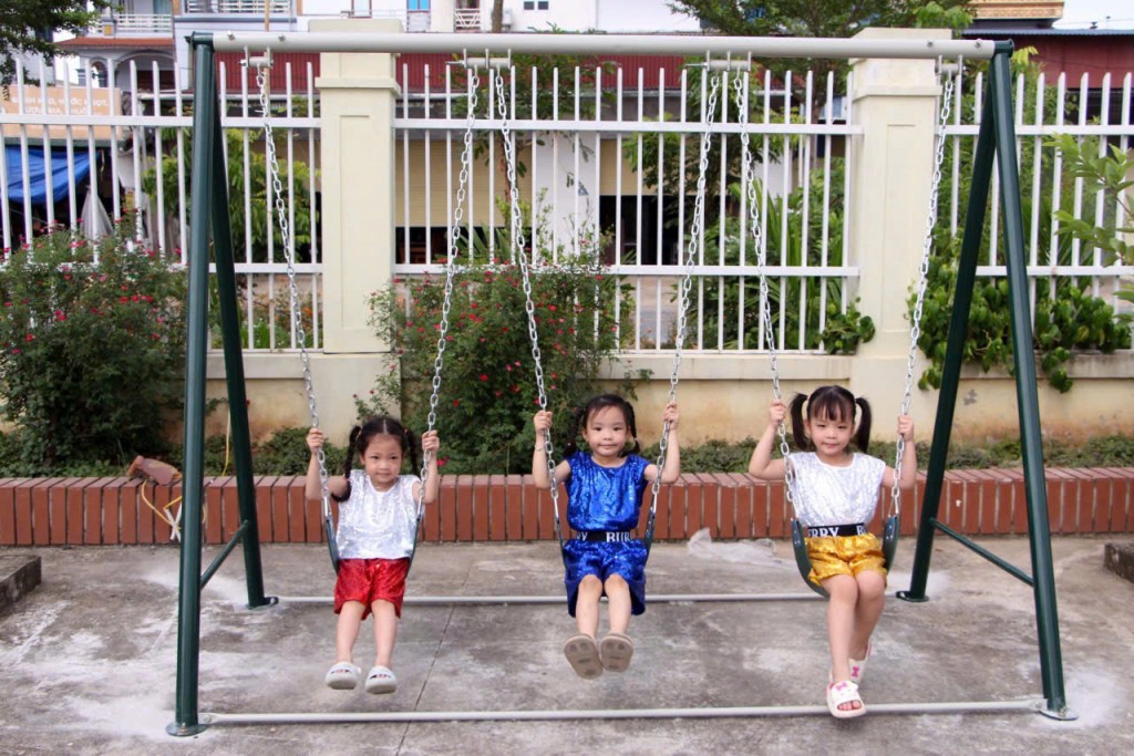 Các em thiếu nhi vui chơi tại “Sân chơi thể dục, thể thao ngoài trời”