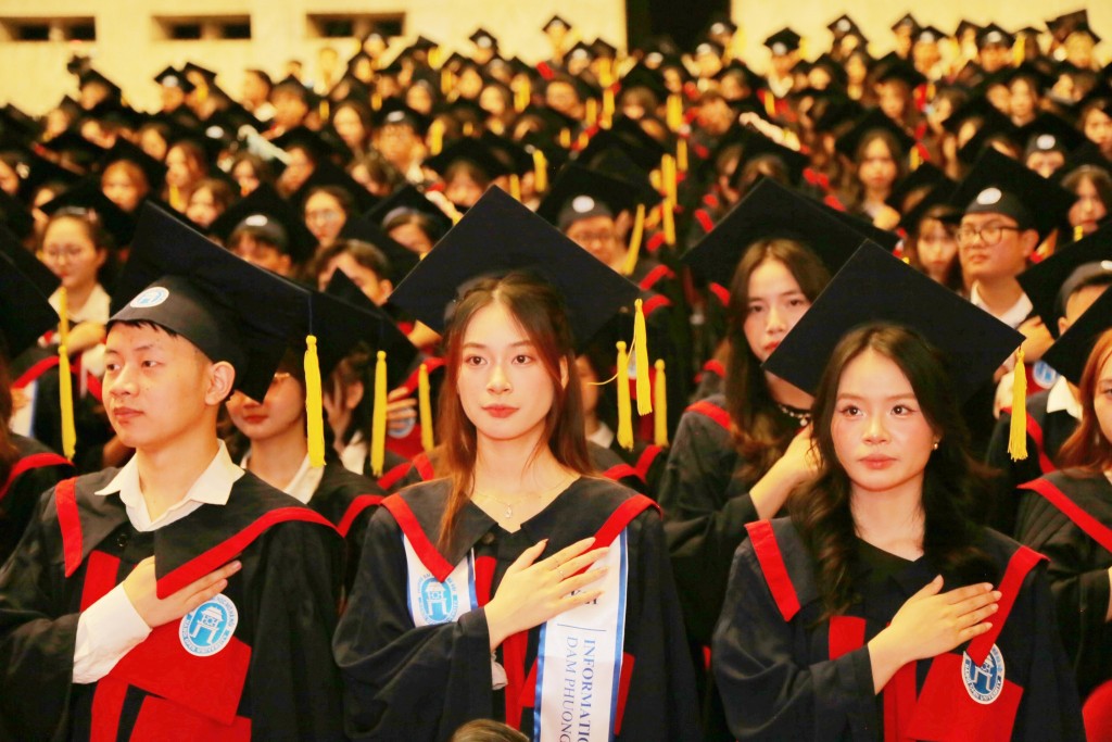 Các tân cử nhân rời giảng đường đại học bước sang một hành trình mới đầy thách thức