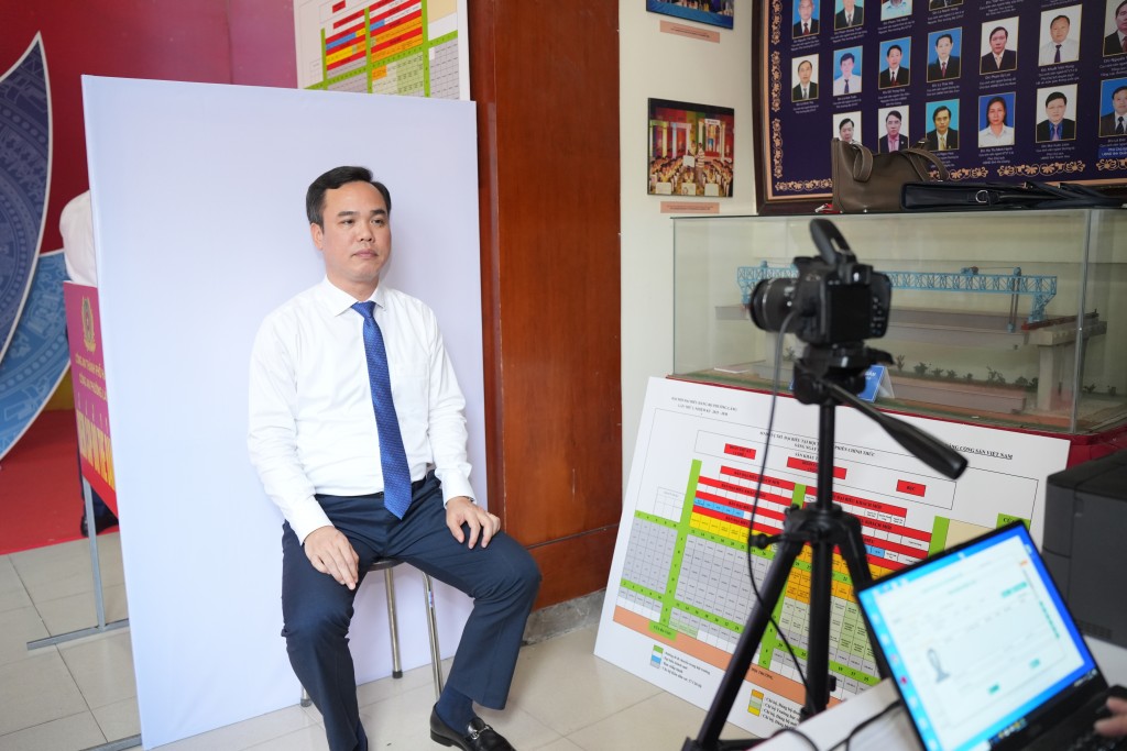 Đồng chí Nguyễn Hồng Dân - Bí thư Đảng ủy, Chủ tịch HĐND Phường Láng (TP Hà Nội) tiên phong thực hiện cấp đổi thẻ đảng mới