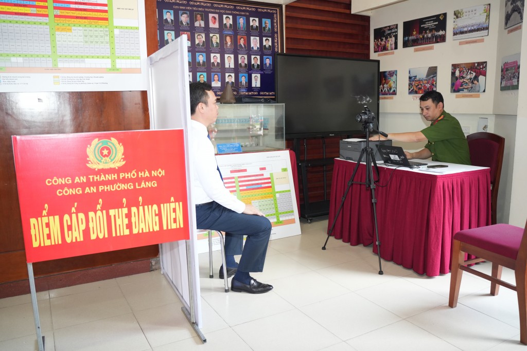 Điểm cấp đổi thẻ đảng viên được thực hiện ngay tại sảnh Đại hội đại biểu Đảng bộ phường Láng lần thứ I, nhiệm kỳ 2025 - 20230