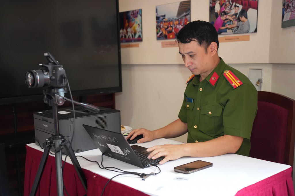 Lực lượng công an phường sẽ hỗ trợ các đảng viên cấp đổi thẻ đảng nhanh chóng