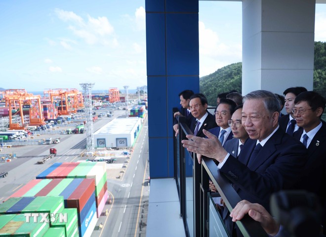 Tổng Bí thư Tô Lâm thăm cảng tự động hoá DGT, thành phố Busan, Hàn Quốc. Ảnh: Thống Nhất – TTXVN