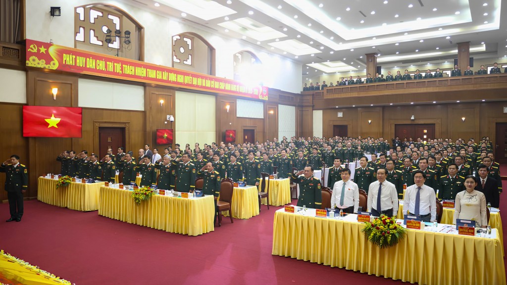 Các đại biểu thực hiện nghi thức chào cờ. (Ảnh: Lê Bin)
