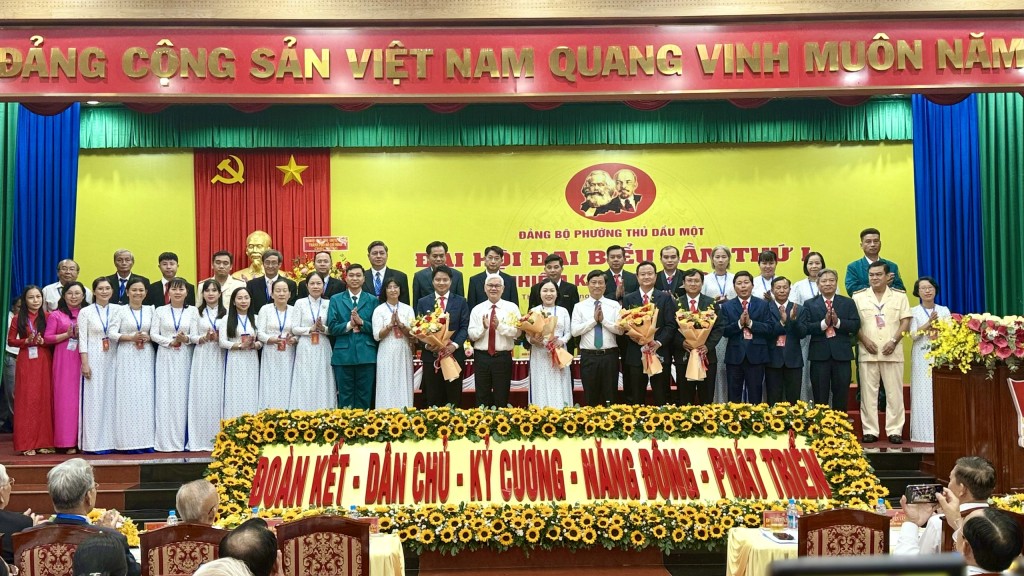 Ra mắt Ban Chấp hành Đảng bộ phường Thủ Dầu Một tại đại hội